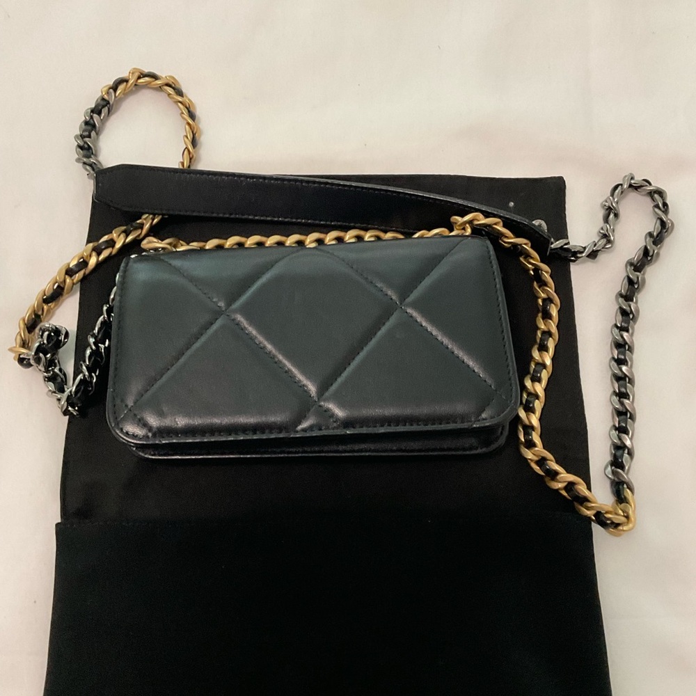 CHANEL 19 Flap Phone Holder with Chain - Picture 5 of 6